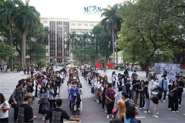 "Lên trăng" cùng sự kiện chào tân sinh viên trường Báo ảnh 1