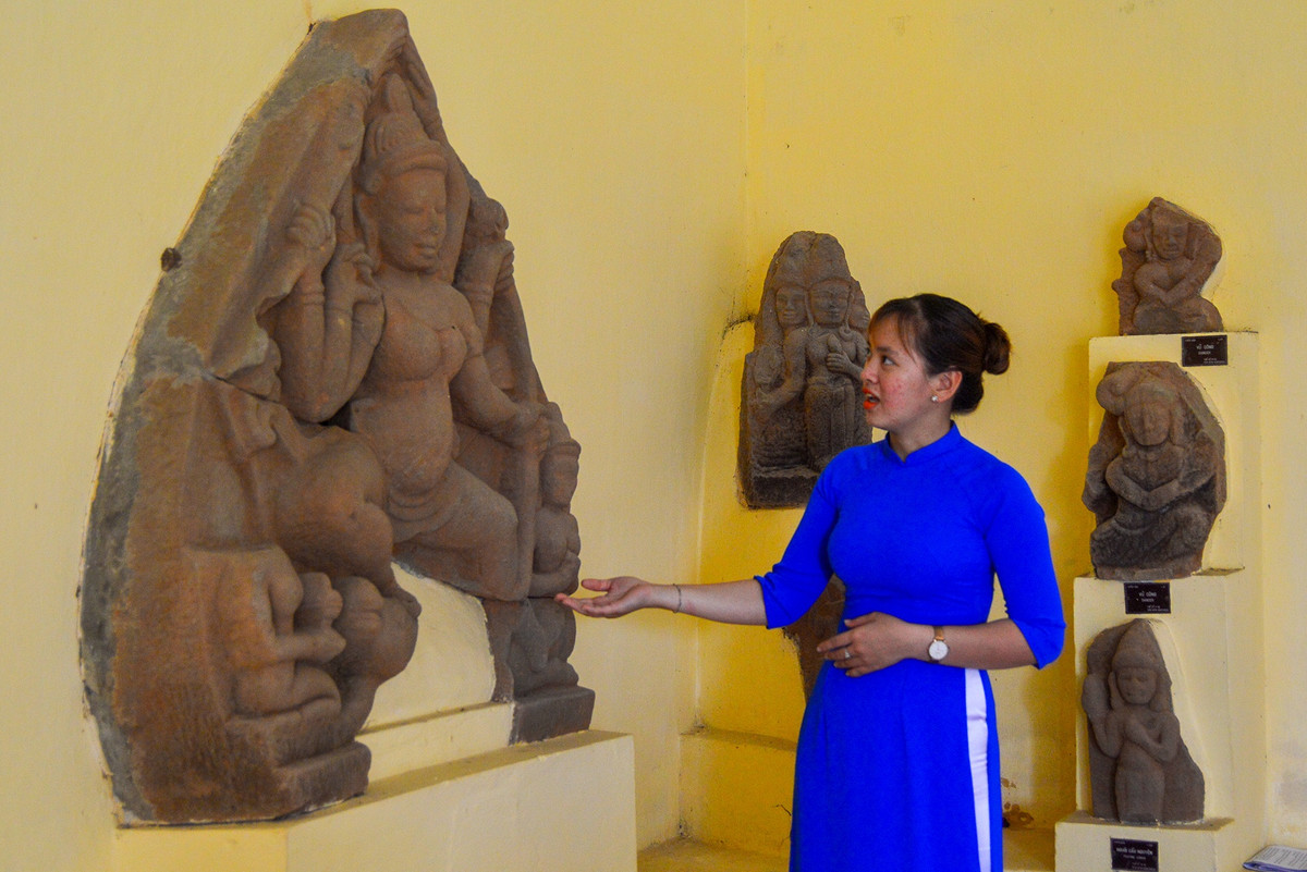 Bên trong tháp hiện nay trưng bày hàng trăm hiện vật gồm các bức tượng mang đặc trưng văn hóa Chăm.