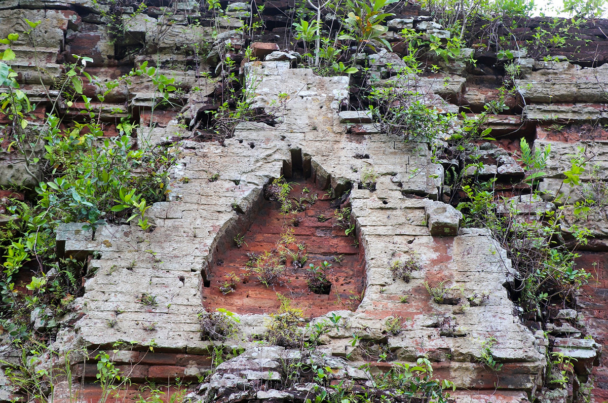 Trải qua thời gian, nhiều vị trí tại tháp Chăm Chiên Đàn bị xuống cấp nhưng khu trung tâm vẫn còn dáng dấp đặc trưng của văn hóa Chăm. Trên thân các tháp không có hoa văn trang trí. Mỗi tháp có 3 cửa giả và một cửa ra vào, phía trên có vòm uốn cong và nhọn lên thành hình lá bồ đề.
