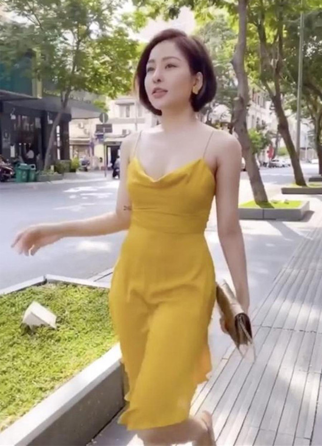 Trâm Anh bị gặp sự cố "váy lụa mỏng dính người" khi khoe dáng trên phố.