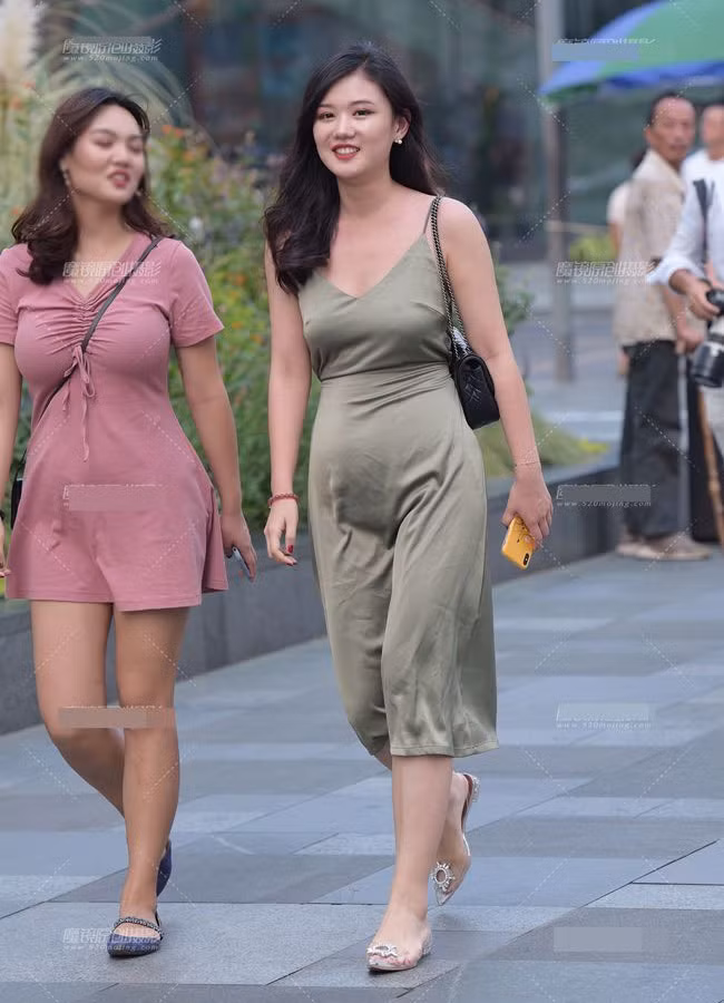 Một người từng nhận định: "Đủ thứ giác quan được khơi gợi khi khoác lên mình thứ vải rất đỗi đàn bà này!".