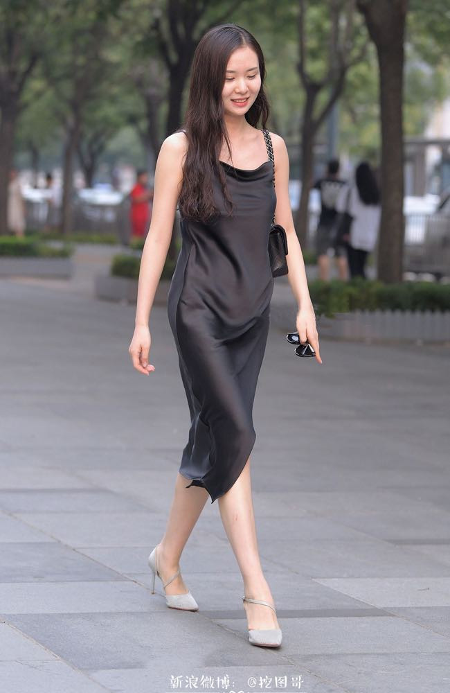 Lựa chọn nội y cũng là một trường hợp đáng lưu ý vì đa số các chị em đều ưa chuộng váy/áo lụa 2 dây, kiểu dáng slip dress nên việc mặc bra bên trong vô tình trở nên thừa thãi.