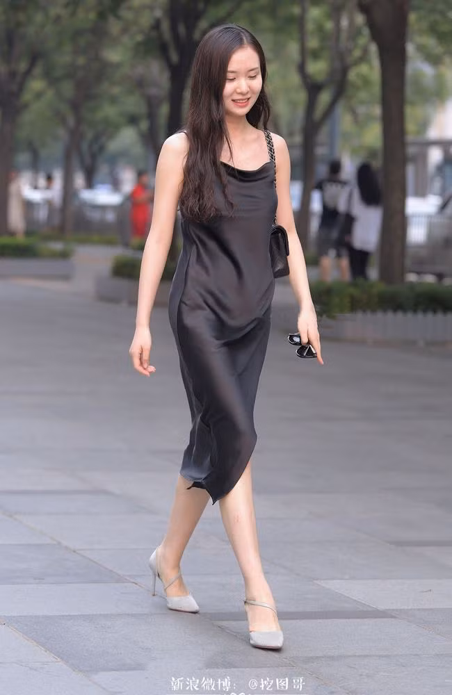 Lựa chọn nội y cũng là một trường hợp đáng lưu ý vì đa số các chị em đều ưa chuộng váy/áo lụa 2 dây, kiểu dáng slip dress nên việc mặc bra bên trong vô tình trở nên thừa thãi.