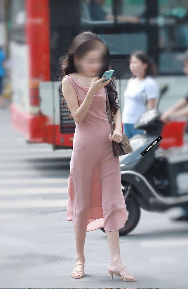 Váy lụa mỏng dính người cũng là một trong những nhược điểm của những thiết kế này.