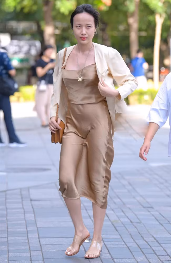 Chính vì vậy, nếu không khéo léo, nhiều chị em sẽ trở thành "thảm họa đường phố" với món đồ nịnh dáng này.