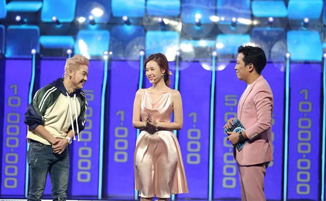 Midu cũng từng gây "nghẽn sóng" chỉ vì lỗi " váy lụa dính người".