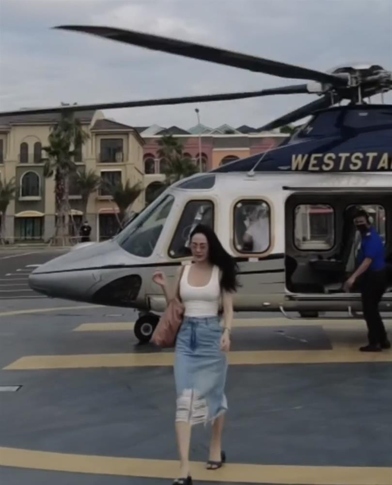 Minh Hang, chong cu Le Quyen chi tien khung du lich bang chuyen co