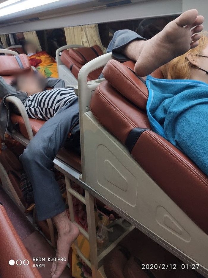 "Ám ảnh" những bàn chân gác không đúng chỗ khi nằm trên xe khách ảnh 9