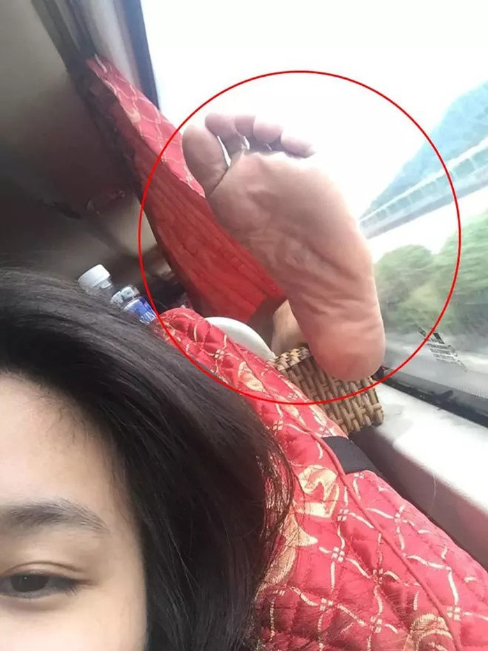 "Ám ảnh" những bàn chân gác không đúng chỗ khi nằm trên xe khách ảnh 5