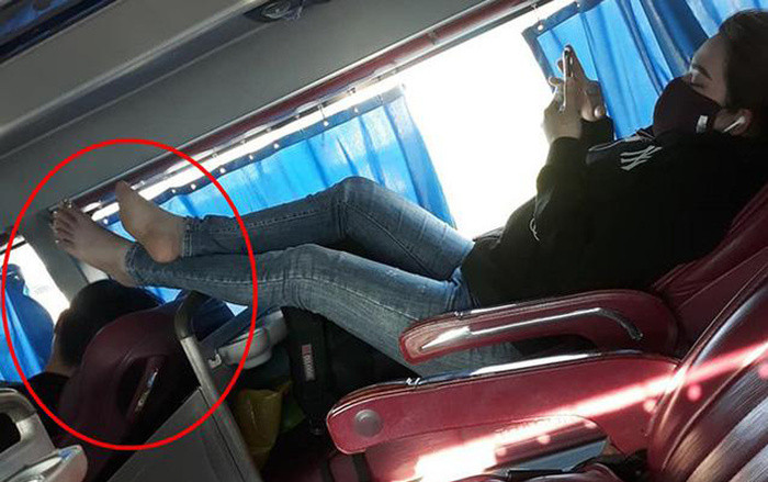"Ám ảnh" những bàn chân gác không đúng chỗ khi nằm trên xe khách ảnh 7