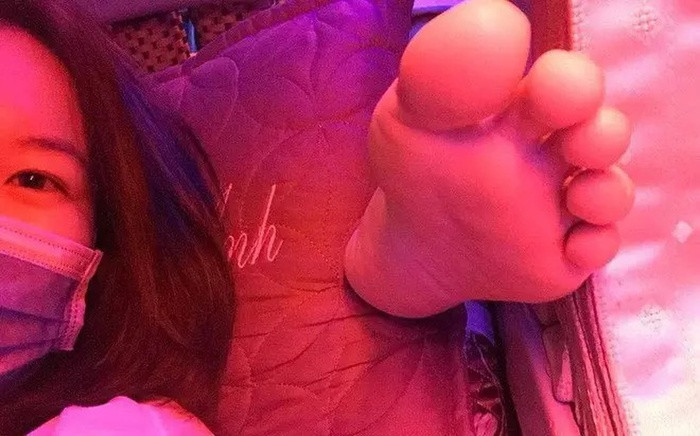 "Ám ảnh" những bàn chân gác không đúng chỗ khi nằm trên xe khách ảnh 3