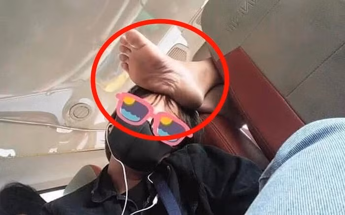 "Ám ảnh" những bàn chân gác không đúng chỗ khi nằm trên xe khách ảnh 8