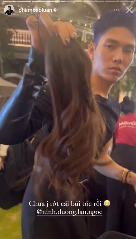 Cận cảnh phần tóc "lạc trôi" của nữ diễn viên 9x tại đám cưới Diệu Nhi.