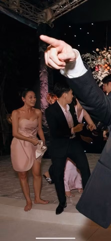 Người đẹp phải đi chân đất về khách sạn.