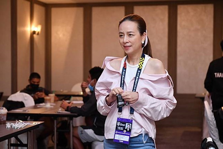 Nualphan Lamsam - tên thân mật là Madam Pang, sinh năm 1966 trong gia đình gốc Hoa giàu có ở Thái Lan. Bà là con của Photipong Lamsam - một thành viên của Đảng dân chủ Thái Lan và Yupa Lamsam - một cổ đông lớn của Tập đoàn Muang Thai Insurance Plc.