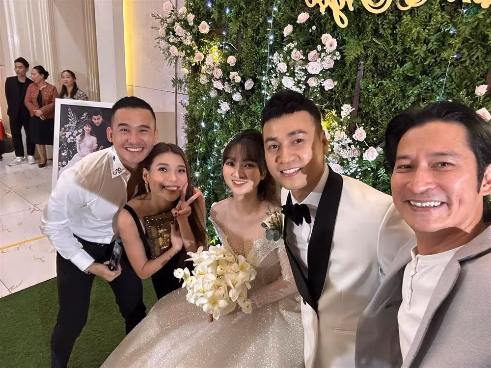 Ngoc Thuan cuoi vo kem 17 tuoi: 