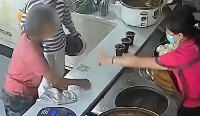 Nhận bánh miễn phí từ cửa hàng suốt 1 năm, không ngờ cụ bà "trở mặt" Nhan banh mien phi tu cua hang suot 1 nam, khong ngo cu ba