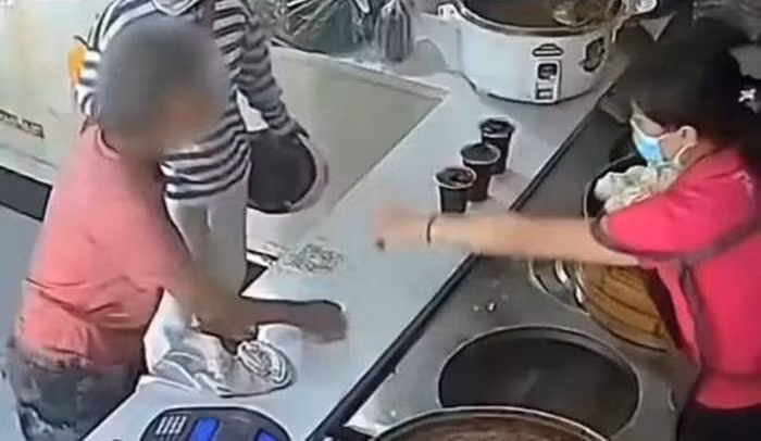 Nhan banh mien phi tu cua hang suot 1 nam, khong ngo cu ba 