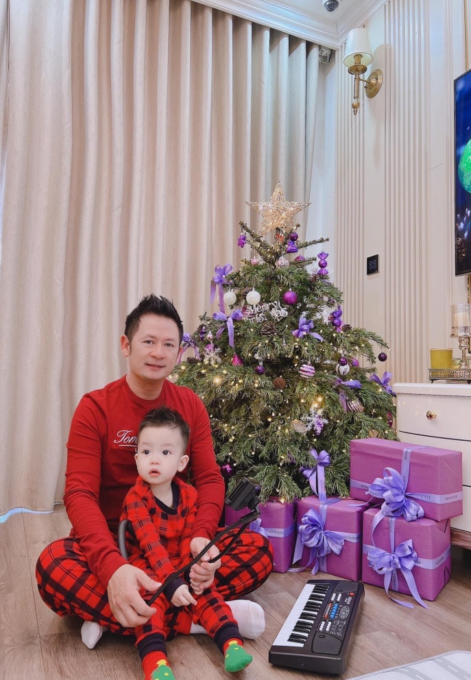 Sao Việt 25/12: Bằng Kiều đăng ảnh diện đồ đôi đỏ rực bên cậu con trai út chào đón Noel.