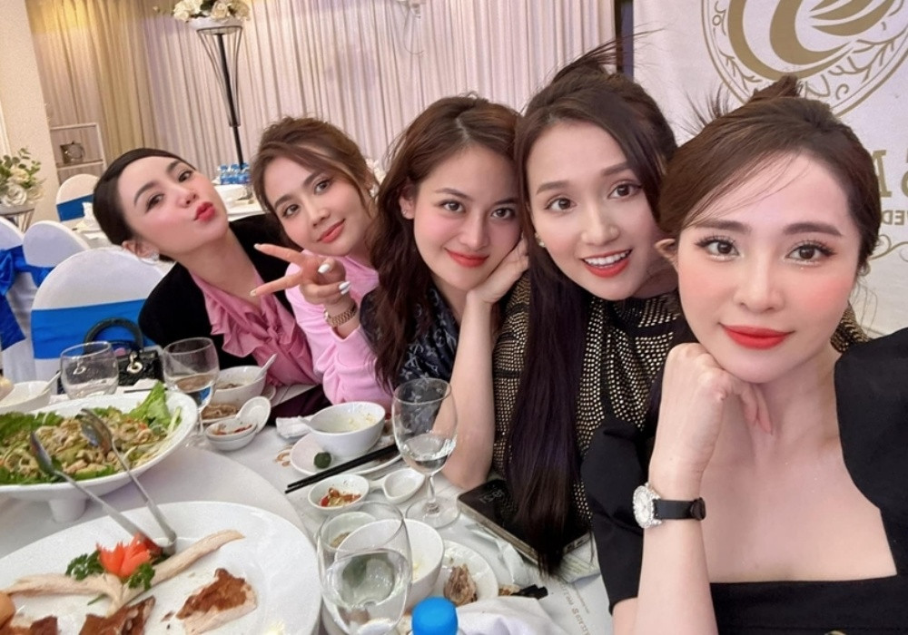 Hội bạn thân gồm các nữ diễn viên Quỳnh Nga, Lã Thanh Huyền, Thùy Anh, Phan Minh Huyền và Quỳnh Kool họp mặt ở một buổi tiệc.