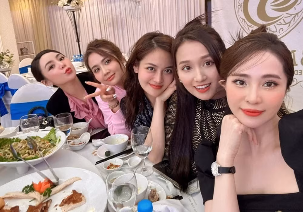 Bằng Kiều noel ấm áp cùng con trai út, Ngọc Huyền hạnh phúc bên chồng - Hình 11 Bang Kieu noel am ap cung con trai ut, Ngoc Huyen hanh phuc ben chong-Hinh-11