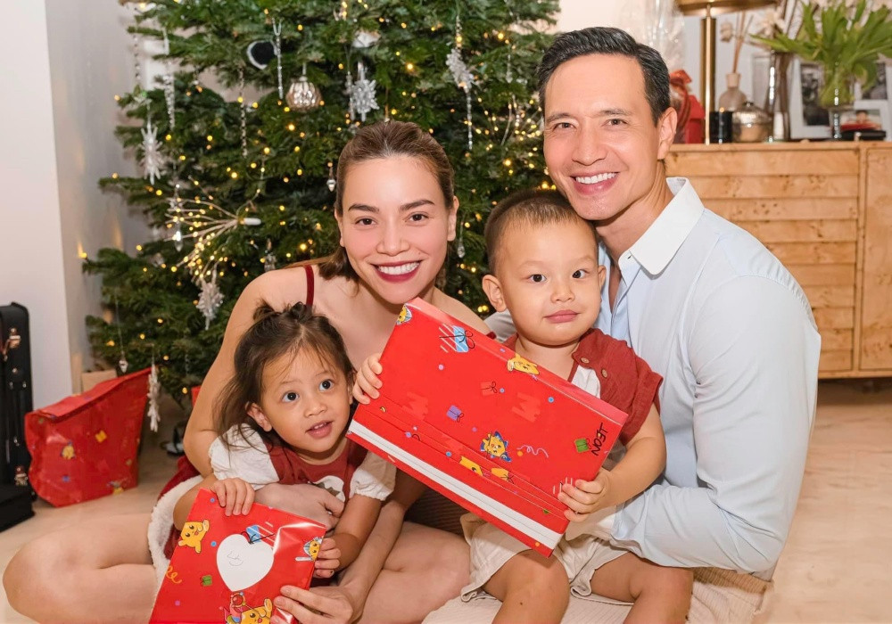 Hà Hồ đăng ảnh gia đình hạnh phúc, gửi những lời chúc tốt đẹp đến mọi người.