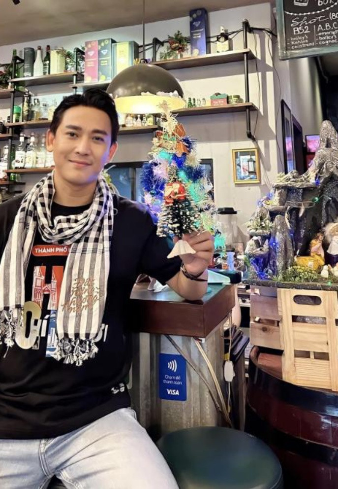 Sao Việt Hứa Vĩ Văn điển trai lên đồ hòa vào không khí lễ hội.