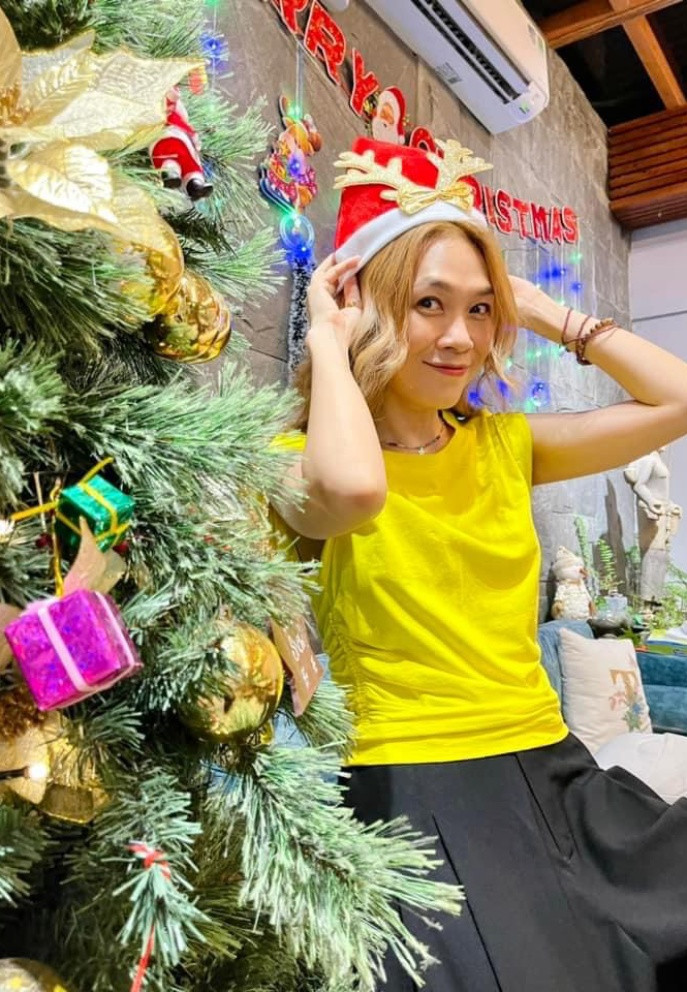 Ca sĩ Mỹ Tâm được khen trẻ như gái đôi mươi với kiểu tạo dáng nhí nhảnh.