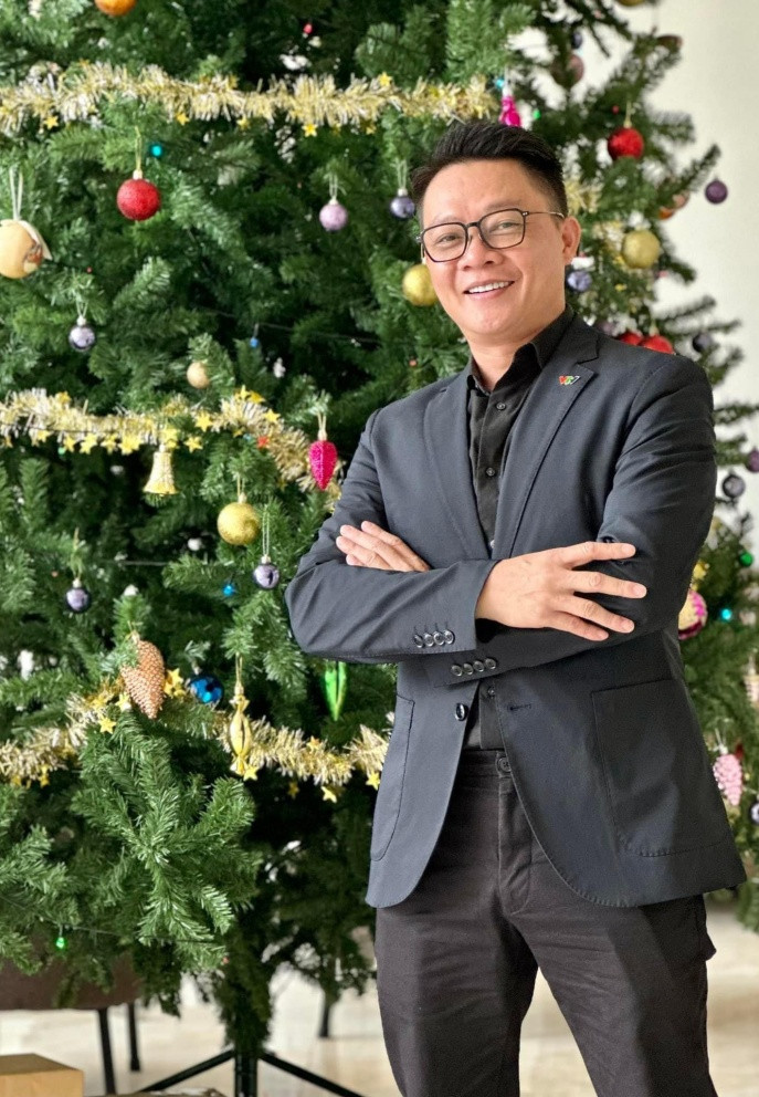 BTV Trần Quang Minh làm việc vẫn không quên chụp ảnh hưởng ứng không khí Giáng sinh.