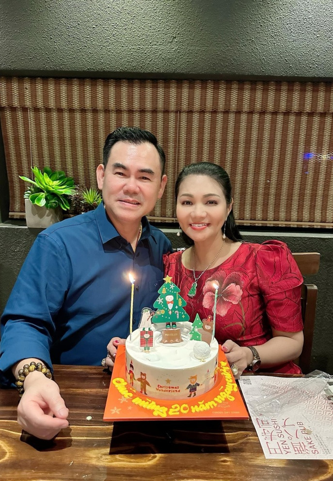 Nghệ sĩ Ngọc Huyền cùng ông xã kỷ niệm 20 năm ngày cưới.