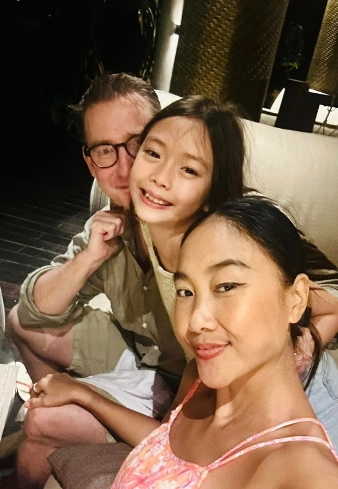 Vợ chồng Đoan Trang cùng con gái nghỉ dưỡng tại một resort trên đảo Bali.