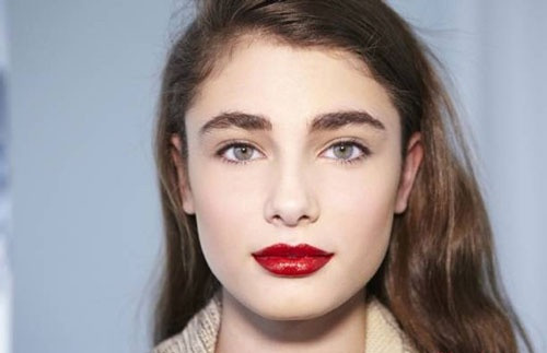 Lông mày rậm. Người phụ nữ có tướng lông mày rậm khá cứng rắn, háo thắng, tính tình nóng nảy, dễ làm mất lòng người khác khiến đàn ông thường tránh xa. Thời còn trẻ tình yêu của cô nàng này chỉ dừng ở mức chớm yêu hoặc yêu đương không lâu lại chia tay. Lây chồng thì hấp tấp, quản lý chồng khá chặt, khó tính nên hôn nhân hay gặp trục trặc, chồng dễ thay đổi tính nết. 