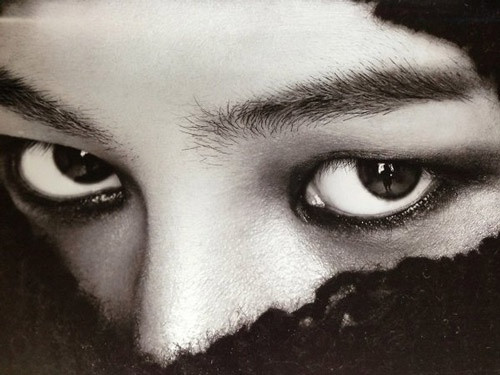 Một cô gái mắt nhiều lòng trắng thì có tính cách kiêu kỳ, ngạo mạn. Họ coi thường người khác và ích kỷ, ưu điểm là rất tài giỏi và có ý chí phấn đấu cao, khi làm việc gì thì phải làm cho đến khi xong việc, nếu không thành công thì có thể làm trái đạo lý. Vì vậy, những người bị có tướng mắt này phải tu tâm dưỡng tính, nếu không đến tuổi trung niên chắc chắn sẽ dẫn đến đại họa, đổ vỡ trong hôn nhân hay quan hệ tình cảm, thậm chí có thể rơi xuống vực thẳm của sự đau đớn.