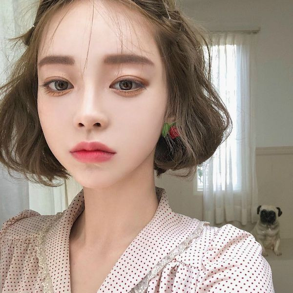 Khóe miệng hướng xuống. Người phụ nữ có khóe miệng rủ xuống là mẫu người hay lo lắng, ưu phiền, sẵn sàng rút lui khi gặp khó khăn. Vì vậy hầu hết các mối quan hệ của cô ấy đều không tốt, hay gây phiền nhiễu cho chính mình, yêu đương không đâu vào đâu cả. Người có khóe miệng rủ xuống thì dễ kết hôn nhiều lần, vành môi mà mờ nhạt thì có tình cảm, hôn nhân không thuận lợi. 