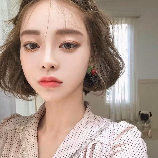 Khóe miệng hướng xuống. Người phụ nữ có khóe miệng rủ xuống là mẫu người hay lo lắng, ưu phiền, sẵn sàng rút lui khi gặp khó khăn. Vì vậy hầu hết các mối quan hệ của cô ấy đều không tốt, hay gây phiền nhiễu cho chính mình, yêu đương không đâu vào đâu cả. Người có khóe miệng rủ xuống thì dễ kết hôn nhiều lần, vành môi mà mờ nhạt thì có tình cảm, hôn nhân không thuận lợi. 