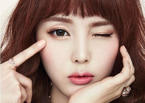 Vì phụ nữ mắt to là người sống quá tình cảm, luôn khao khát tình yêu lãng mạn, ngây thơ, một khi dấn thân vào tình yêu thì sẵn sàng hy sinh cho người ấy, yêu càng lâu càng khó dứt.