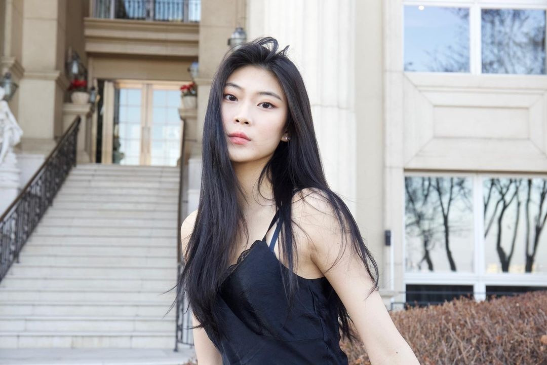 Với học vấn “khủng”, Lee Nadine (22 tuổi) là cái tên gây nhiều chú ý trong dàn thí sinh tham gia chương trình hẹn hò Địa ngục độc thân mùa 2 của Hàn Quốc. Theo đó, Nadine là sinh viên chuyên ngành Khoa học thần kinh tại Đại học Harvard (Mỹ). Cô cũng từng nhận được giấy báo trúng tuyển của các ngôi trường danh tiếng như Yale, Princeton. Năm 2021, clip ghi lại phản ứng của Nadine khi hay tin đỗ vào 3 ngôi trường thuộc Ivy League thu hút 2 triệu lượt xem, viral trên mạng. Cô gái 22 tuổi gây ấn tượng với gương mặt sắc sảo cùng vóc dáng thon thả, chiều cao 1,7 m. Cô từng làm người mẫu, ký hợp đồng với công ty YG K+. Ảnh: @deeenerss.