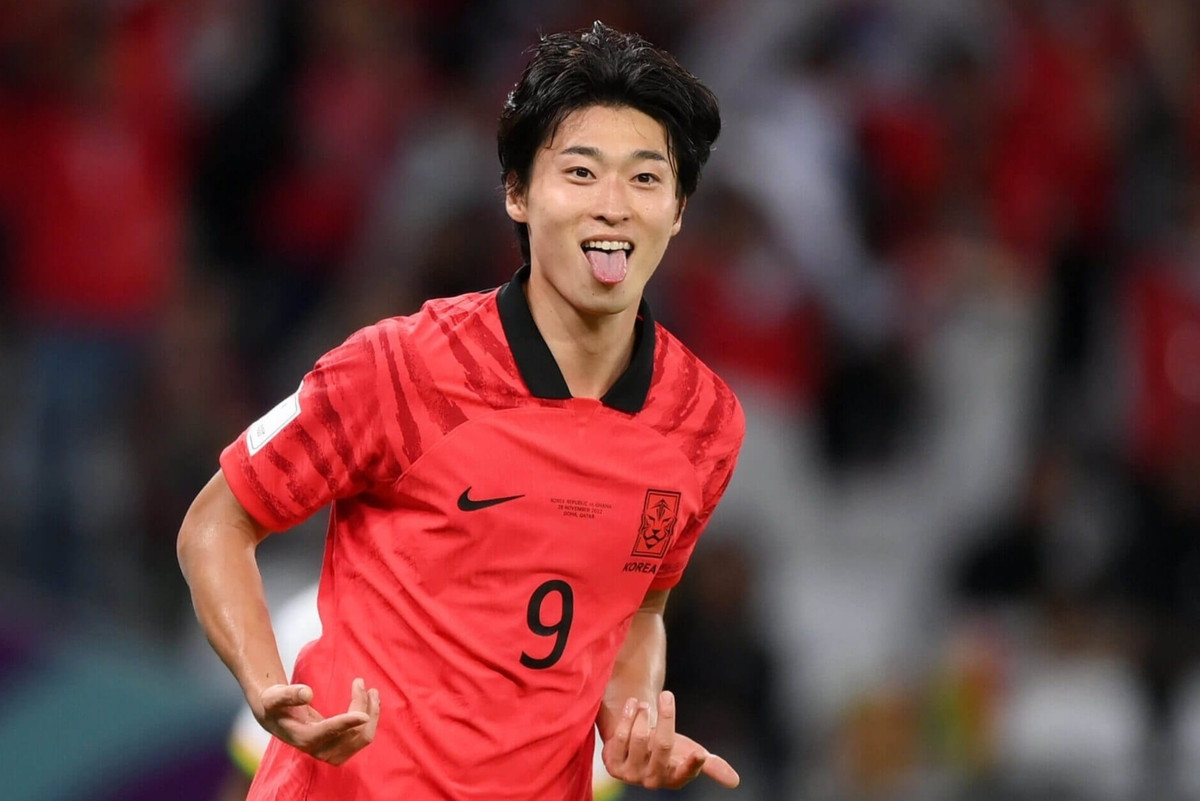 Tại World Cup 2022, tiền đạo 24 tuổi của đội tuyển Hàn Quốc Cho Gue-sung là một trong những cầu thủ vụt sáng. Anh nhận được sự quan tâm của người hâm mộ và truyền thông sau khi lập cú đúp vào lưới Ghana trong trận thua 2-3. Ngay sau trận đấu, trang cá nhân của Cho tăng follow chóng mặt, từ khoảng 20.000 lên 2,7 triệu. Anh thậm chí phải tắt nguồn điện thoại do nhận được quá nhiều sự chú ý trên mạng xã hội. Sau khi về nước, Cho liên tục được mời tham gia chương trình giải trí và lọt vào mắt nhiều nhãn hàng nhờ ngoại hình điển trai. Anh cũng trở thành cái tên được nhiều CLB châu Âu săn đón. Ảnh: Theqoo.