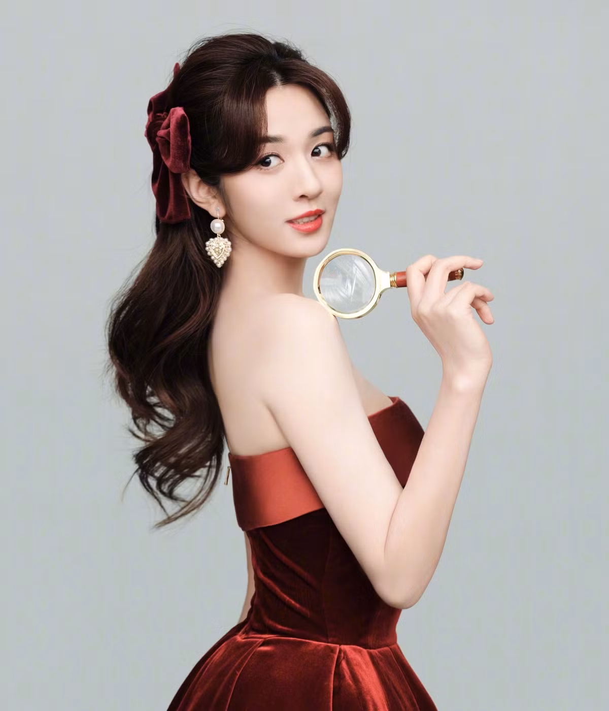 Vai diễn Lý Mạc Sầu, chị của Tiểu Long Nữ sẽ do người đẹp Vương Hiểu Thần đảm nhiệm. Nữ diễn viên sinh năm 1988 tốt nghiệp Học viện Hý kịch Thượng Hải. Cô bén duyên với nghệ thuật từ năm 3 tuổi, từng có tin tình ái với tài tử Hồ Ca.