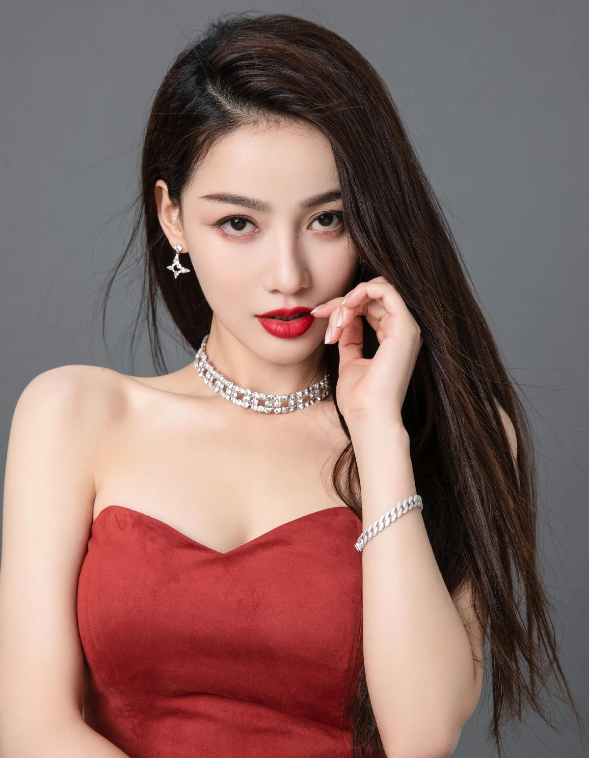 Cặp đôi Vương Trùng Dương và Lâm Triều Anh do Tào Nam và Phó Mỹ đóng. Lâm Triều Anh là người sáng lập ra phái Cổ Mộ của Tiểu Long Nữ, còn Vương Trùng Dương sáng lập ra Toàn Chân giáo.