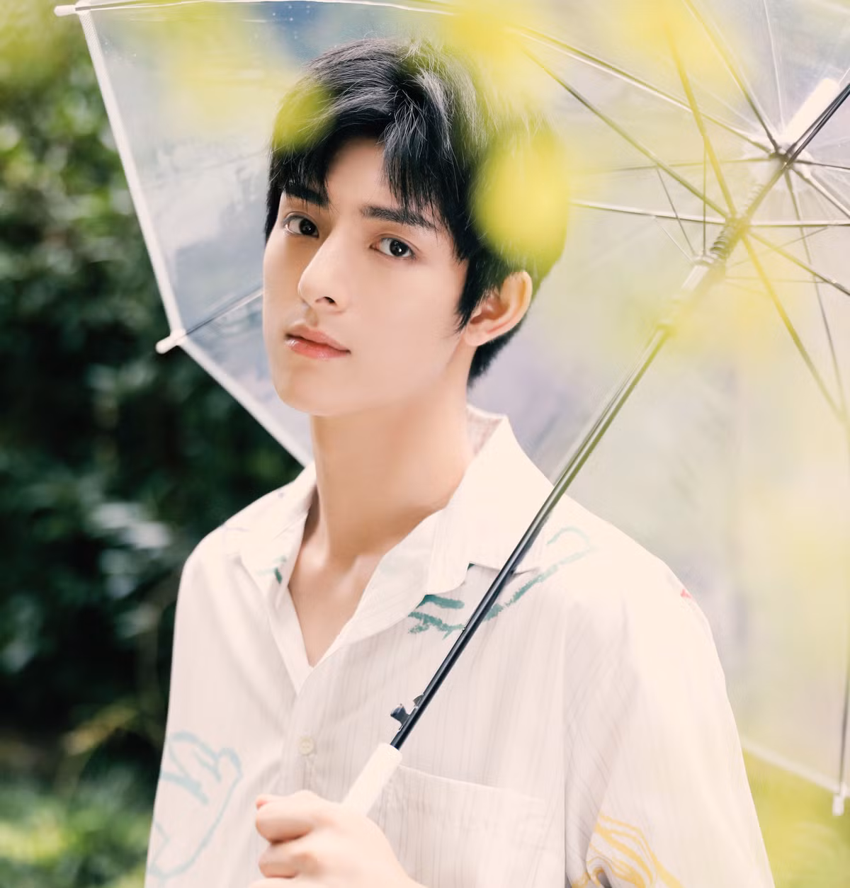 Nam diễn viên sinh năm 1995 Vương Hạo Hiên sẽ vào vai Gia Luật Tề. Vương Hạo Hiên tốt nghiệp khoa diễn xuất Học viện điện ảnh Bắc Kinh, nổi tiếng với vai Tiết Dương trong phim chuyển thể đam mỹ Trần Tình Lệnh (2019).