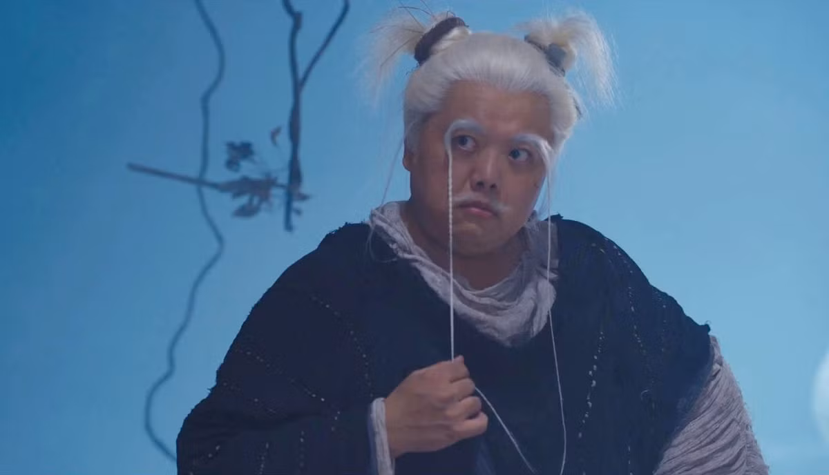 Chàng béo Lâm Tử Thông đảm nhận vai Chu Bá Thông. Anh cũng diễn nhân vật này trong phim điện ảnh Anh hùng xạ điêu 2021. Lâm Tử Thông là diễn viên phụ quen thuộc của màn ảnh Hong Kong, từng tham gia Tuyệt đỉnh kungfu, Phật sống Tế Công, Đội bóng Thiếu Lâm. Chu Bá Thông ngoại hiệu Lão Ngoan Đồng, có tính cách trẻ con, cổ quái.