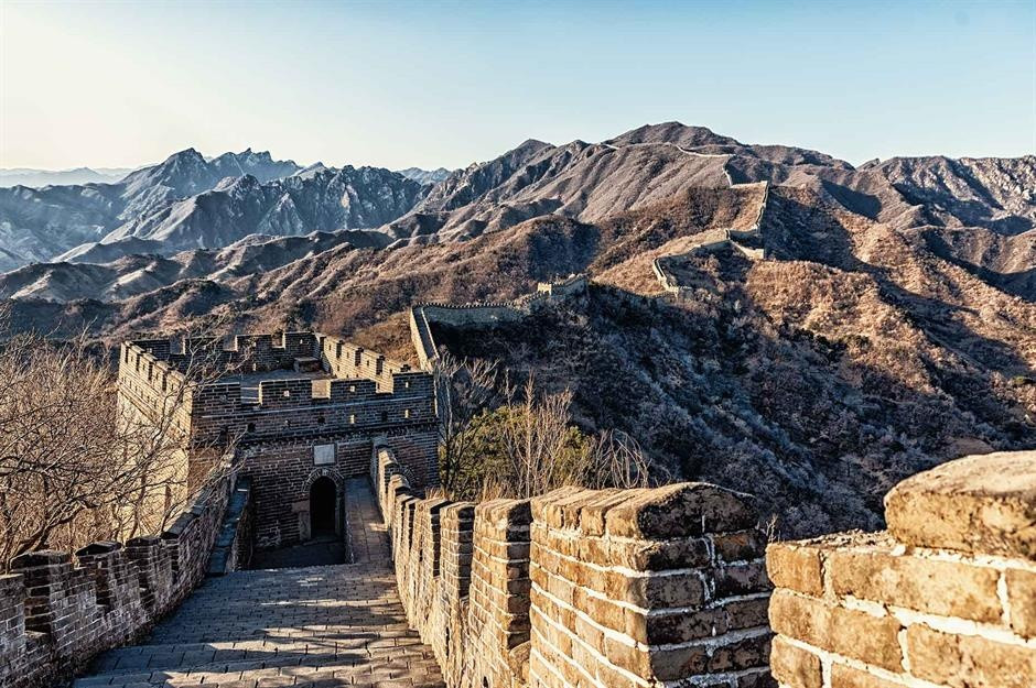Vạn Lý Trường Thành, Trung Quốc: Là một trong những bức tường thành nổi tiếng nhất mọi thời đại, Vạn Lý Trường Thành trải dài 21.196 km qua biên giới phía bắc của đất nước này, từ Sơn Hải quan ở phía đông đến sa mạc Gobi ở phía tây. Hàng nghìn công nhân đã tham gia xây dựng công trình. Vạn Lý Trường Thành được hoàn thành lần đầu tiên vào khoảng năm 221 trước Công nguyên và tiếp tục được sửa chữa và xây dựng trong nhiều năm. Ảnh: Atosan.
