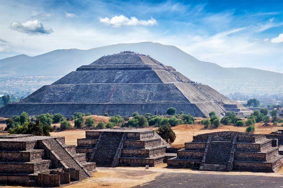 Teotihuacan, Mexico: Đây là một thành bang cổ đại, đô thị quan trọng và vĩ đại bậc nhất của Mexico thời kỳ tiền Colombus. Di tích lịch sử này là nơi bạn tìm thấy những kim tự tháp hoành tráng, đại diện cho kiến trúc cổ đại Trung bộ Châu Mỹ. Các kim tự tháp Mặt trời và Mặt trăng ở đây được xây dựng từ những năm đầu Công nguyên (năm 1-250). Ảnh: Dmitry Rukhlenko.