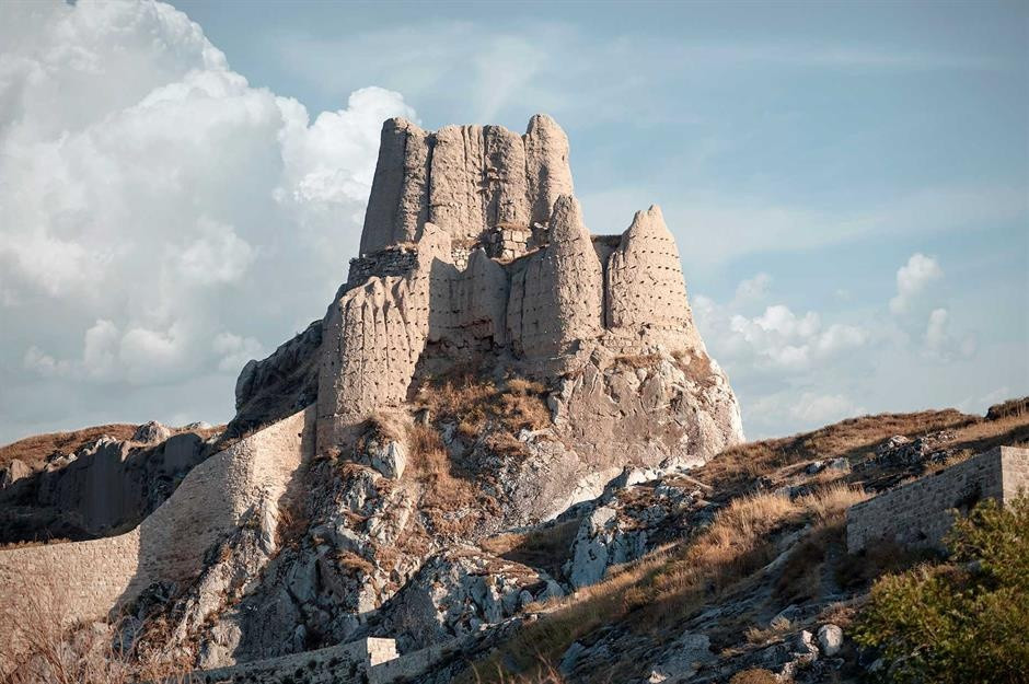 Pháo đài Van, Thổ Nhĩ Kỳ: Pháo đài Van là một pháo đài đá lớn được xây dựng bởi vương quốc cổ đại Urartu trong khoảng thế kỷ 9 đến thế kỷ 7 trước Công nguyên. Nằm trên vách núi dựng đứng nhìn ra Tushpa, quần thể trên đỉnh đồi này được xây dựng từ đá vụn, gạch bùn và đá cắt. Kiệt tác kỹ thuật này đòi hỏi kiến thức toán học và kiến trúc chính xác để xây dựng. Điều này chứng minh tài hoa của các kiến trúc sư Urartu. Ảnh: Akimov Konstantin.