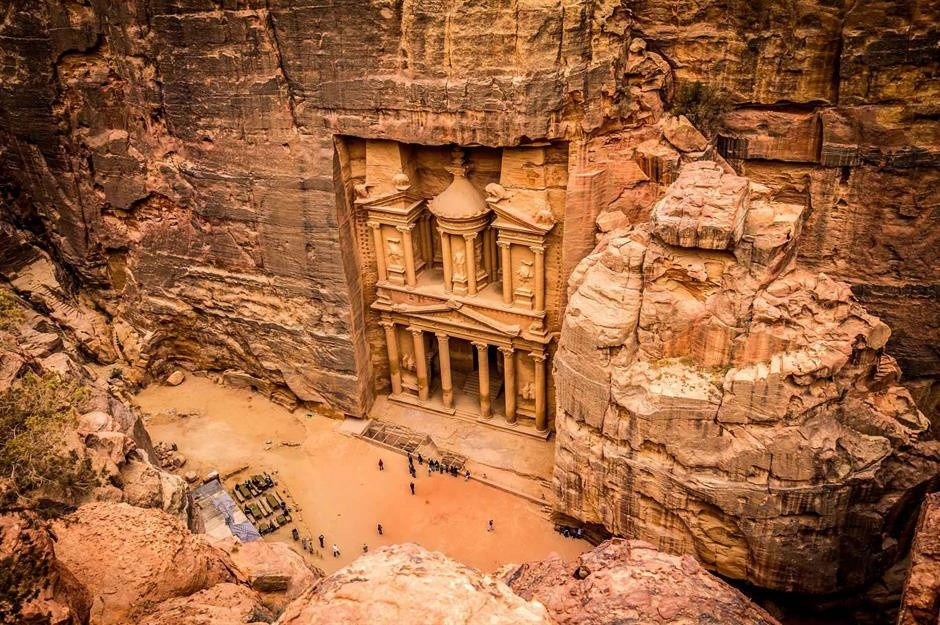 Al-Khazneh, Jordan: Là một trong những ngôi đền công phu nhất ở Petra, Al-Khazneh rộng 24 m và cao 38 m, được xây dựng bởi các công cụ bằng sắt và búa đơn giản. Công trình điêu khắc 2 tầng này được những người du mục tạc trên vách đá sa thạch. Al-Khazneh được cho là lăng mộ của vua Nabatean Aretas IV vào thế kỷ một sau Công nguyên. Đây là một trong những điểm thu hút khách du lịch nổi tiếng nhất ở Jordan. Ảnh: Pocholo Calapre.