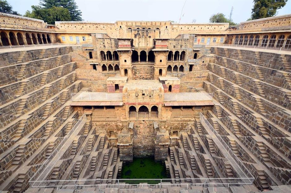 Chand Baori, Rajasthan, Ấn Độ: Vua Chanda của triều đại Nikumbha đã cho xây dựng Chand Baori vào thế kỷ 9 để cung cấp nước cho ngôi làng Abhaneri ở phía đông Rajasthan. Đây là một trong những giếng bậc thang lớn nhất và sâu nhất trên thế giới. Chand Baori gây ấn tượng mạnh cả về vẻ ngoài và cấu tạo. Công trình có 3.500 bậc thang dài 19,5 m xuống lòng đất, xếp thành hình đối xứng ngoạn mục. Ảnh: Suronin.