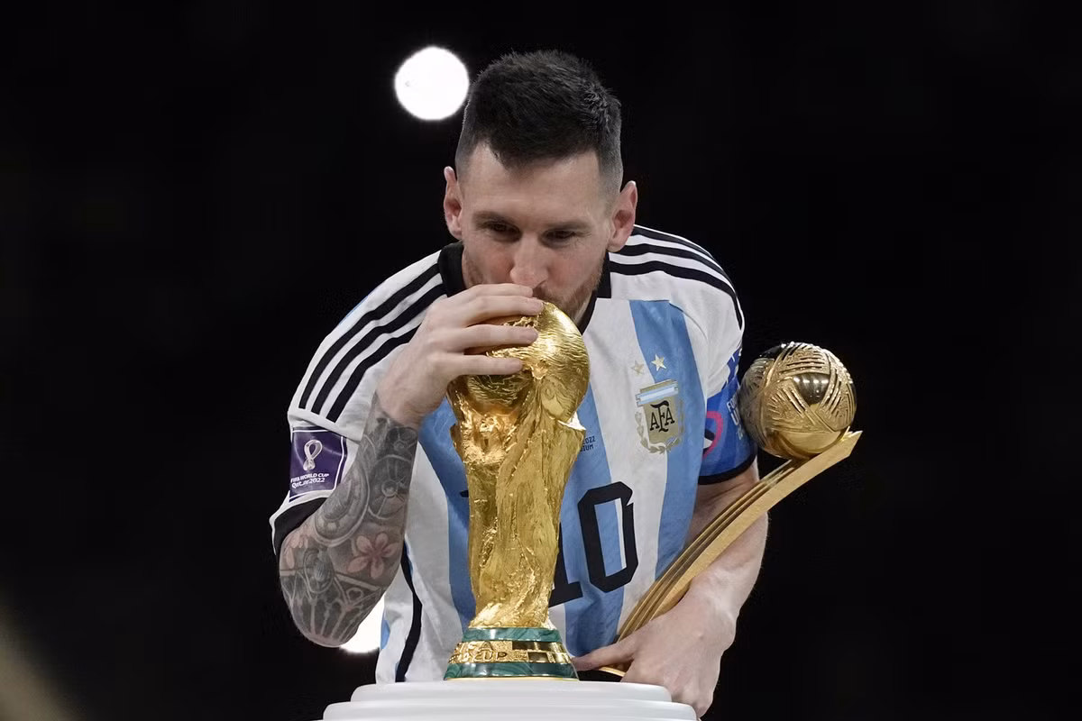 Argentina vô địch World Cup 2022: Messi và chiếc Cúp cuộc đời Argentina vượt qua Pháp để đoạt chức vô địch World Cup 2022, giúp Leo Messi có danh hiệu quan trọng nhất cuộc đời sau hai lần rời đội tuyển.