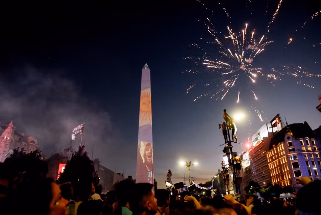 Pháo hoa rực rỡ chào mừng nhà vô địch World Cup