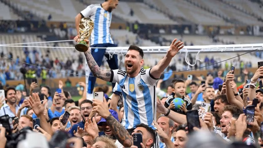 Messi biết trước sẽ vô địch World Cup 2022, tiết lộ điều mong chờ Messi tuyên bố biết trước được vận mệnh sẽ cùng Argentina vô địch World Cup 2022 trên đất Qatar.